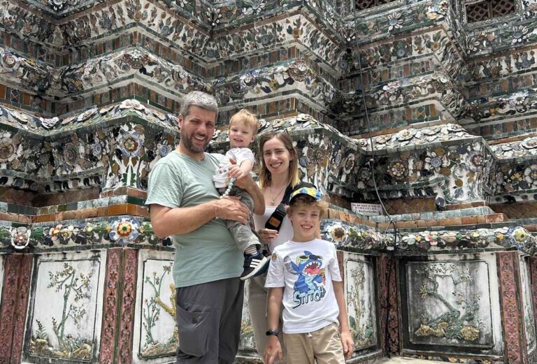 famiglia davanti al Wat Arun a Bangkok