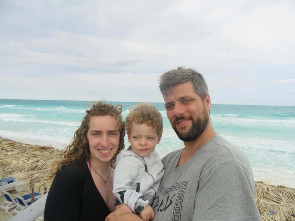 Organizzare un viaggio a Cuba: noi davanti alla spiaggia di Cayo Santa Maria