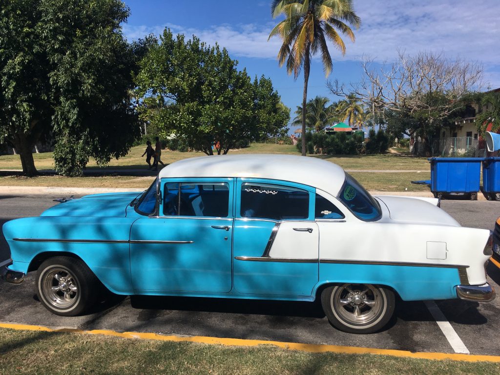 Organizzare un viaggio a aCuba: uno dei coloratissimi taxi che abbiamo preso durante il nostro viaggio a Cuba fai da te