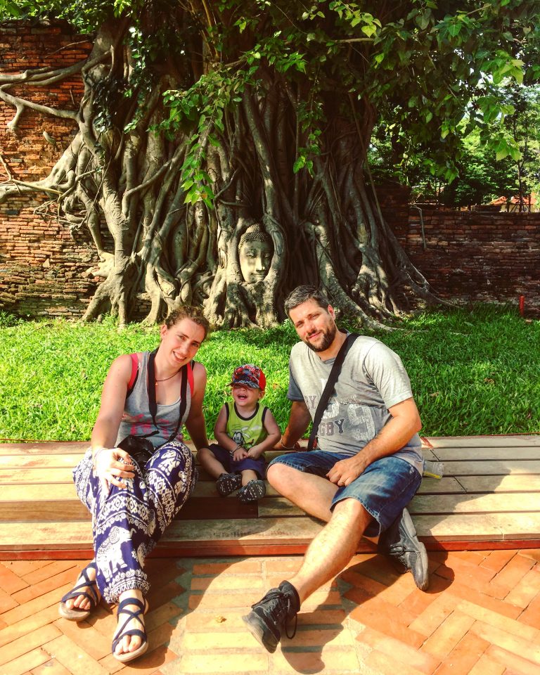 Famiglia davanti ad un tempio in Thailandia con i bambini