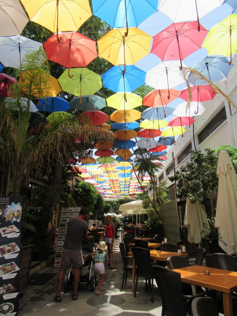 Bar di Nicosia con ombrelli colorati