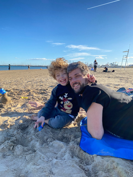 papà e bambino in spiaggia