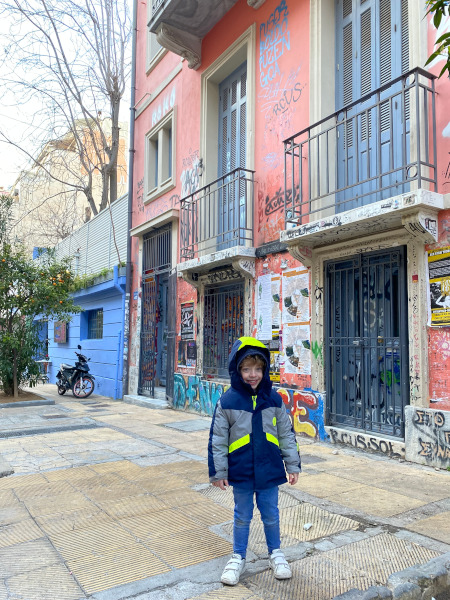 Bambino ad Atene