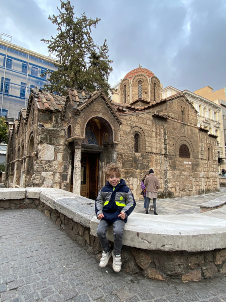 Bambino ad Atene