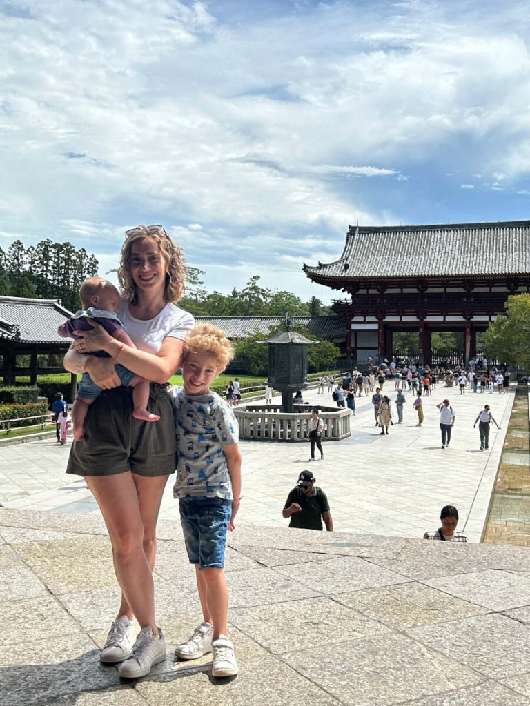 Famiglia davanti ad un tempio