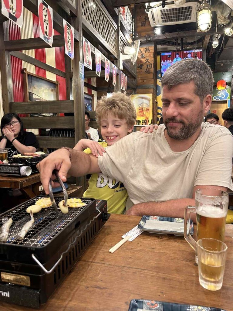 papà e figlio preparano cibo alla griglia