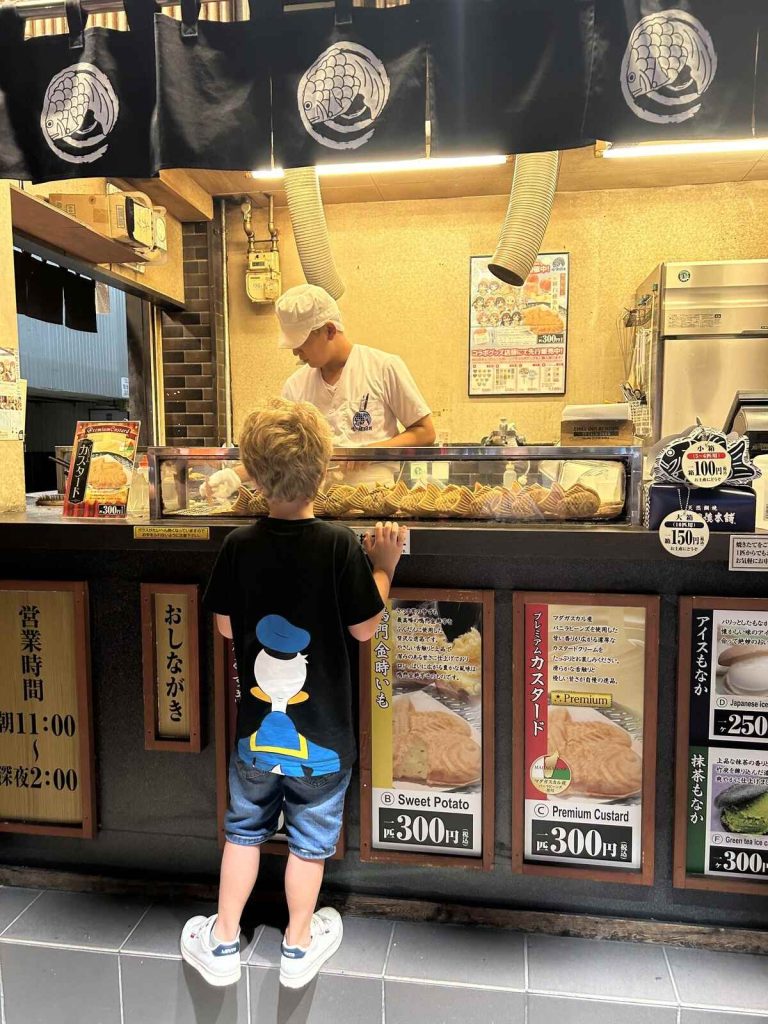 bambino aspetta cibo