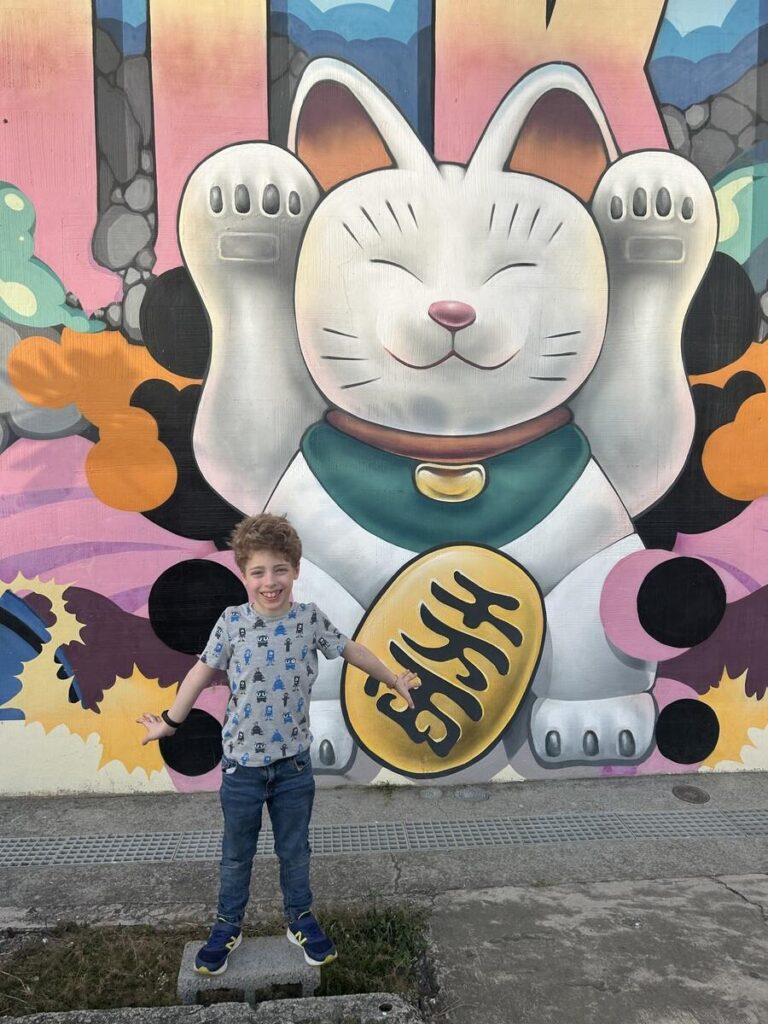 bambino davanti a murales a Kaohsiung