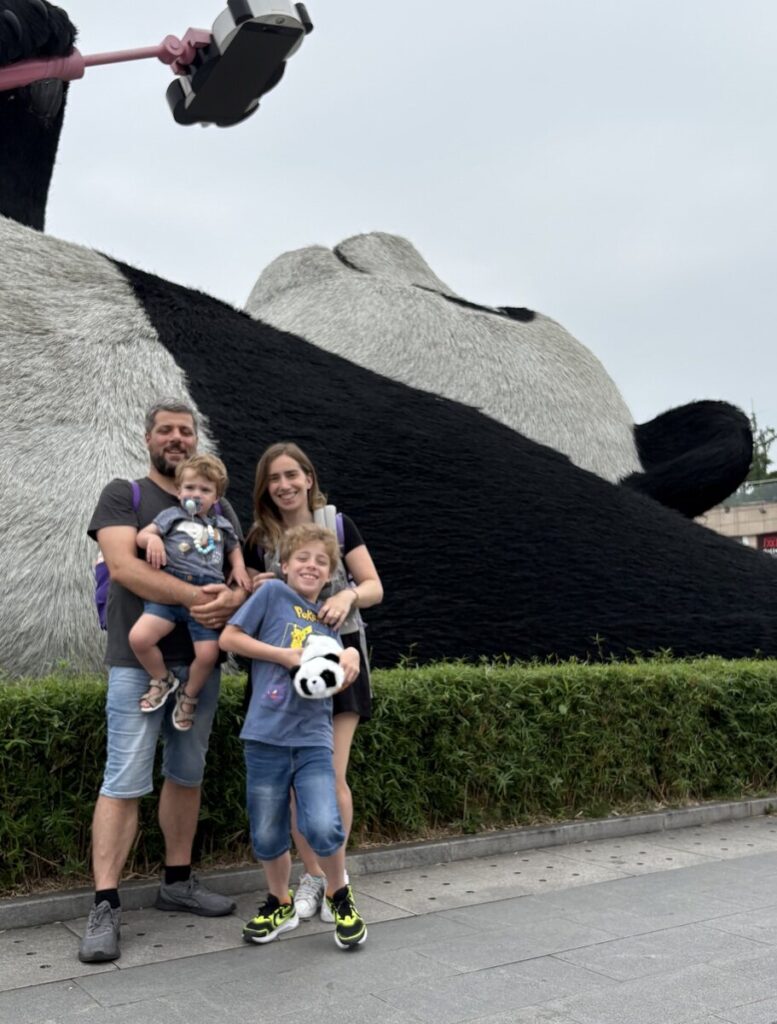 famiglia davanti a statua panda gigante