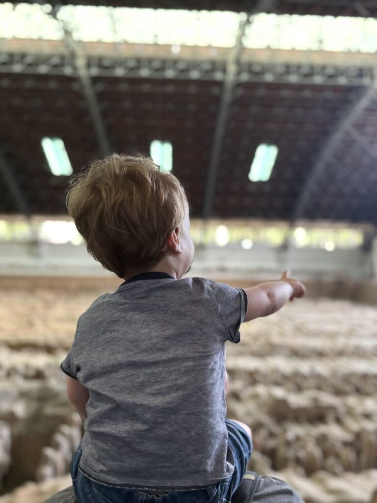 bambino indica esercito di terracotta
